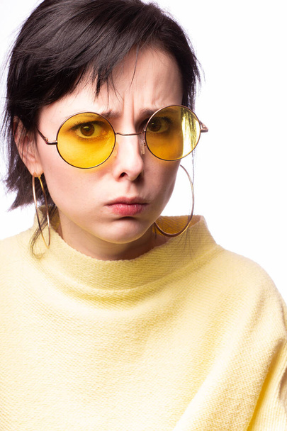piękna dziewczyna w żółtych okularach i żółty sweter - Zdjęcie, obraz