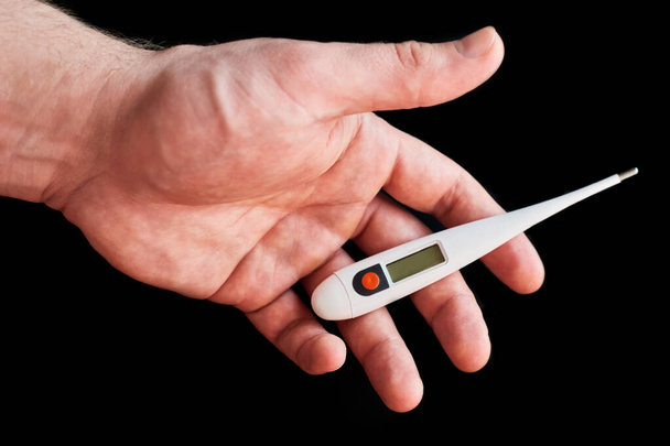 Електронний термометр у сильній руці чоловіка на чорному тлі. Зупиніть Коронавірус. 2019 Новела Коронавірус (2019-nCoV). Медичний вміст - Фото, зображення