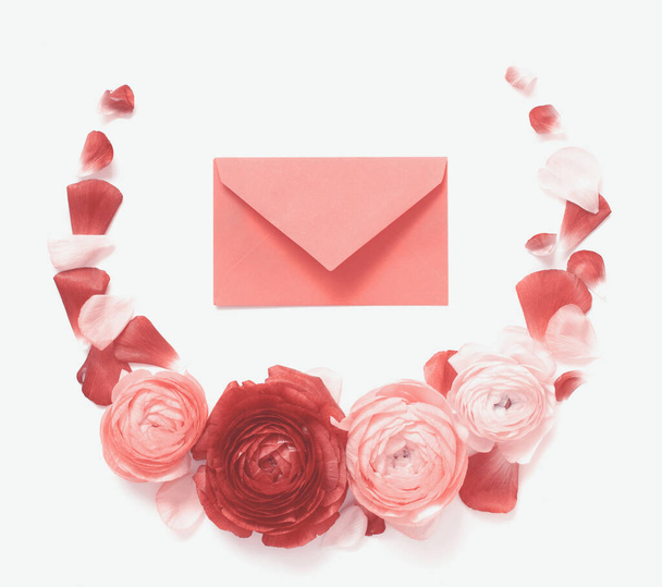 Круглая рамка из цветов и конверта с видом сверху
 - Фото, изображение