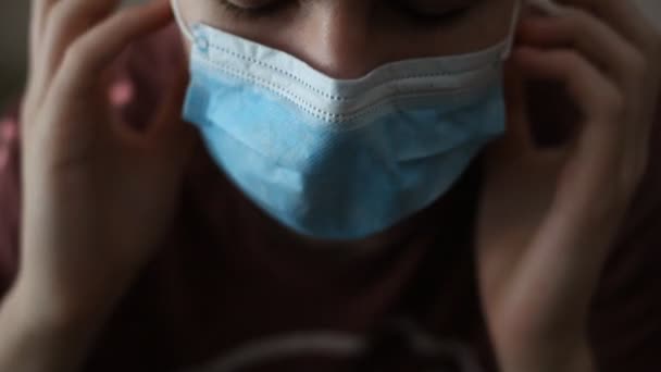 The doctor, man puts on a protective mask against coronavirus. Medical staff preventive equipment. Bacterial and antiviral prophylaxis. - Materiał filmowy, wideo