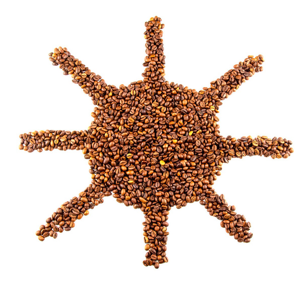白い背景に孤立した笑顔の太陽の形に配置された焙煎コーヒー豆 - 写真・画像