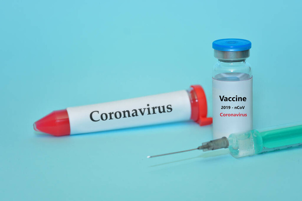 Coronavirus - 2019-nCoV. Coronavirus Rokote. Koeputki, jonka veri tunnistetaan 2019-nCoV-koronaviruksella sinisellä taustalla
. - Valokuva, kuva