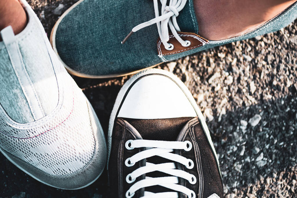 Lähikuva kenkiä huddle niiden jalat yhdessä osoittaa yhtenäisyyttä ja tiimityötä. Ystävyys onnellisuus vapaa kumppanuus tiimin käsite
. - Valokuva, kuva