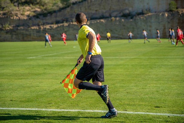 assistent scheidsrechter in een voetbalwedstrijd kijken naar de wedstrijd - Foto, afbeelding