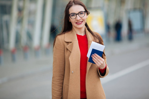 Travel, business trip. People and technology concept - happy young woman with travel bag on city street. - Foto, afbeelding