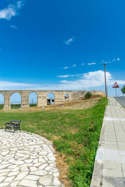 Malebné starobylé akvadukt se nachází v blízkosti města Larnaca. - Fotografie, Obrázek