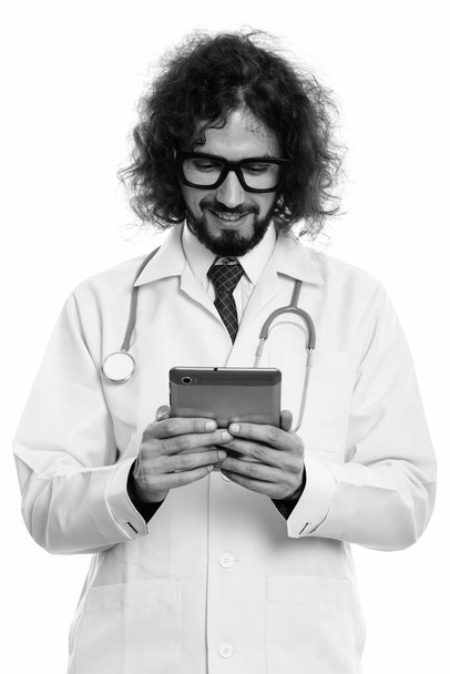 Estudio de hombre barbudo guapo doctor con pelo rizado aislado sobre fondo blanco en blanco y negro - Foto, imagen