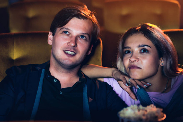 Valkoihoinen rakastaja nauttii elokuvan katselusta ja popcornin syömisestä yhdessä elokuvassa - Valokuva, kuva