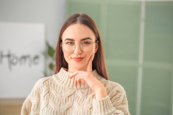 Fiatal nő stílusos szemüveggel otthon - Fotó, kép
