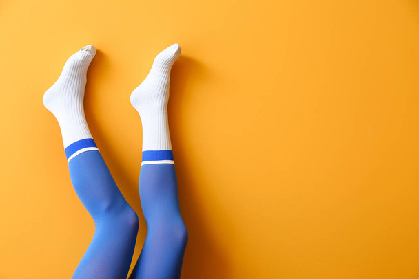 Jambes de jeune femme en chaussettes et collants sur fond de couleur
 - Photo, image