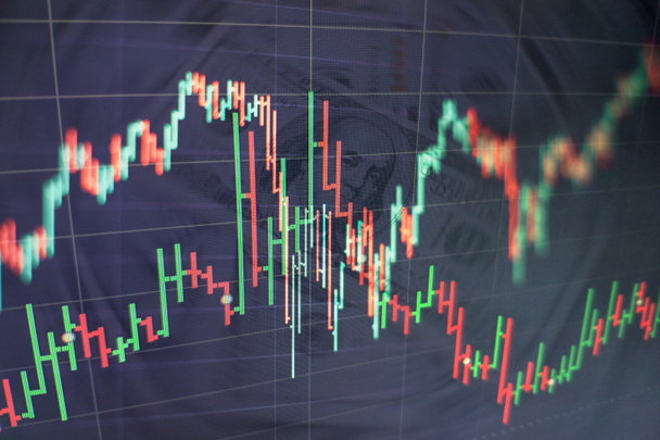 Wykres cen technicznych i wskaźnik, czerwony i zielony świecznik wykres na niebieskim ekranie tematu, zmienność rynku, w górę iw dół tendencji. Handel akcjami, krypto waluty tle. - Zdjęcie, obraz