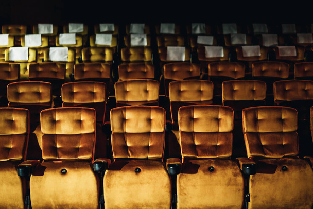 Uma fileira de assento amarelo com pipocas na cadeira no cinema - Foto, Imagem