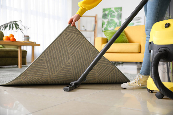 Mladá žena vysávání podlahy doma - Fotografie, Obrázek