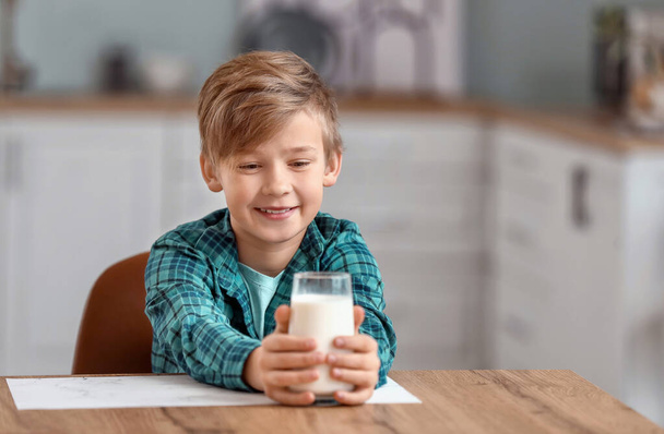 Little boy drinking milk in kitchen - Foto, Bild