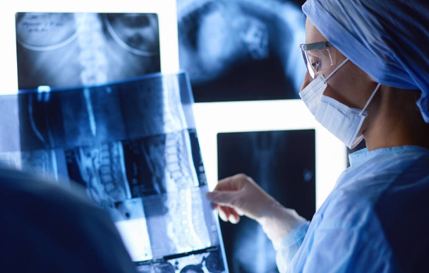 Doctors analyzing an x-ray in a meting - Zdjęcie, obraz