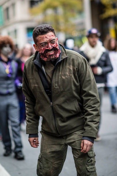 Montreal, Canadá - 28 de octubre de 2018: Desfile anual de zombies en el centro de Montreal Canadá
 - Foto, Imagen