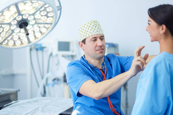 Man surgeon at work in operating room - Φωτογραφία, εικόνα