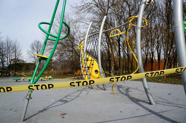 Les aires de jeux et les terrains de sport pour enfants sont interdits, en raison de la quarantaine annoncée. COVID-19
 - Photo, image