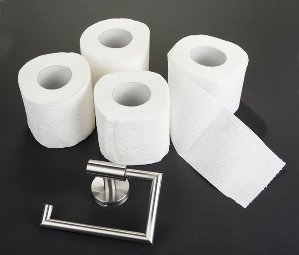 Suporte de papel higiênico isolado no preto
 - Foto, Imagem