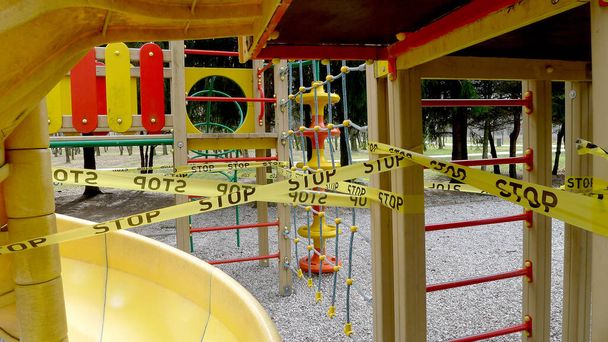 Детские игровые площадки и спортивные площадки запрещены в связи с объявлением карантина. COVID-19
 - Фото, изображение