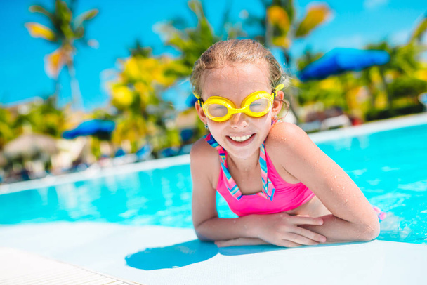 Adorable niña nadando en la piscina al aire libre - Foto, Imagen