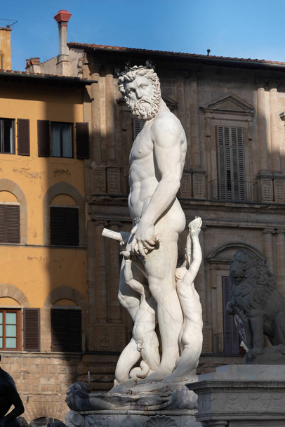 Statuen vor der Fassade des alten Gebäudes in Florenz Toskana - Foto, Bild