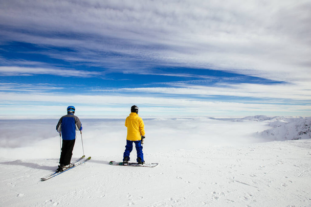 Esquiadores olhando para a bela paisagem nevada do topo da montanha. No fundo, altas montanhas Tatra. Chopok pico, Tatras baixos, Eslováquia, Europa
. - Foto, Imagem