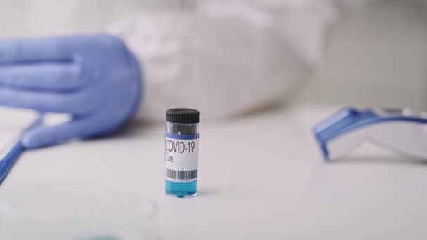 Video showing a coronavirus cure in an ampule. Shot with RED helium camera in 8K. - Filmagem, Vídeo