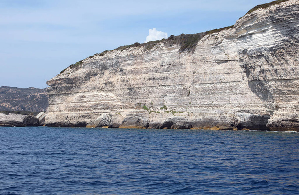 skaliste wybrzeże francuskiej wyspy zwanej CORSICA na Morzu Śródziemnym i piękna błękitna woda - Zdjęcie, obraz