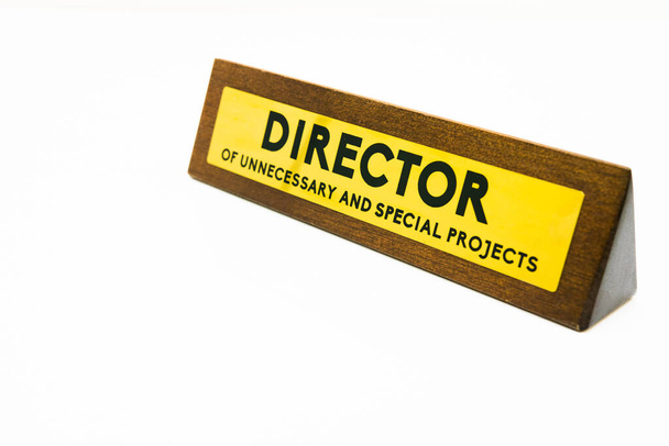 Деревянная желтая табличка офиса на белом фоне с названием "Директор ненужных и специальных проектов
" - Фото, изображение