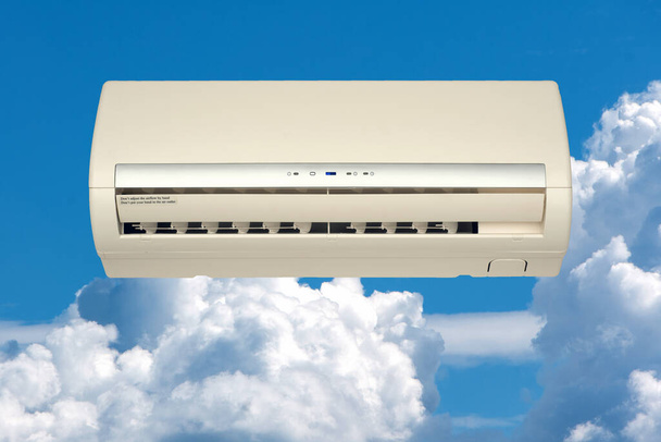 airconditioner om het huis in de winter te verwarmen en koelen in de zomer op een gekleurde achtergrond - Foto, afbeelding