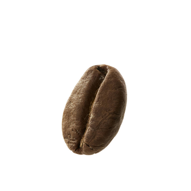 čerstvé pražené kávové zrno izolované na bílém pozadí - Fotografie, Obrázek