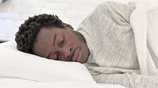 Yatakta Uyuyan Genç Afrikalı Adam - Fotoğraf, Görsel
