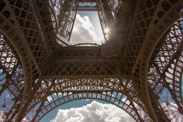 paris, france - may 1 4 : the eiffel tower in paris, on may 1 4, 2 0 1 3 in paris, france.  - Фото, изображение