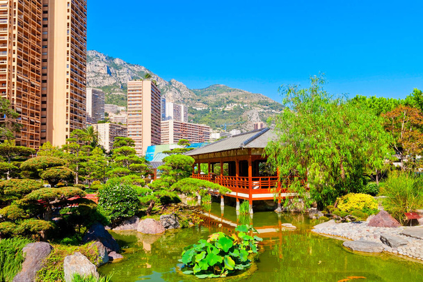 Jardim japonês em Monte Carlo, Mônaco
 - Foto, Imagem