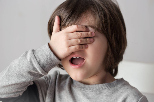 Sorpresa niño de 4 años con los ojos cubiertos con la mano
 - Foto, Imagen