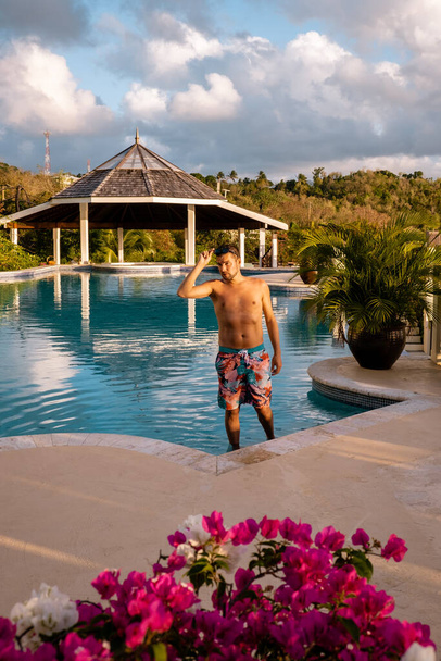 St Lucia karibské moře, mladý muž na dovolené na tropickém ostrově Saint Lucia, muži v plavat kousek od pláže - Fotografie, Obrázek