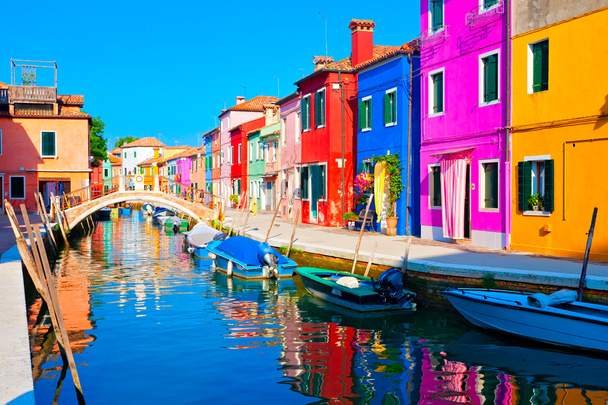 イタリアのヴェネツィアに近いカラフルなブラーノ島  - 写真・画像