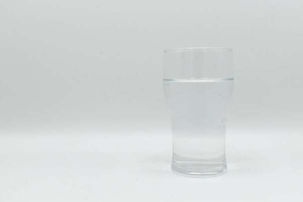 Szkło wody izolowane na białym tle - Zdjęcie, obraz
