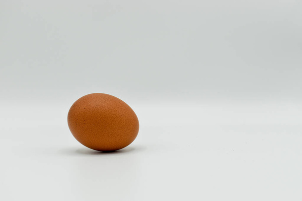 Βιολογικό αυγό κοτόπουλου απομονωμένο σε λευκό φόντο - Φωτογραφία, εικόνα
