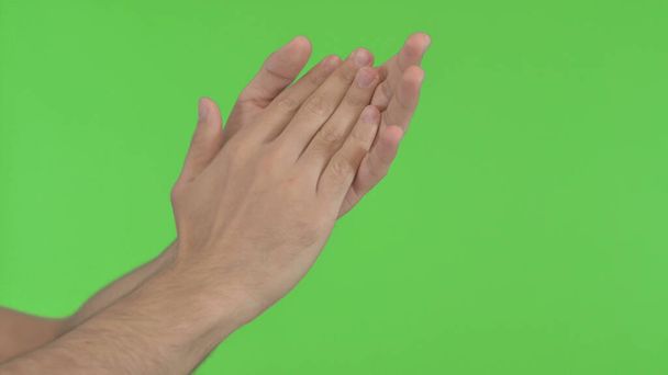 Χέρια παλαμάκια στο πράσινο πλήκτρο αποχρώσεων - Φωτογραφία, εικόνα