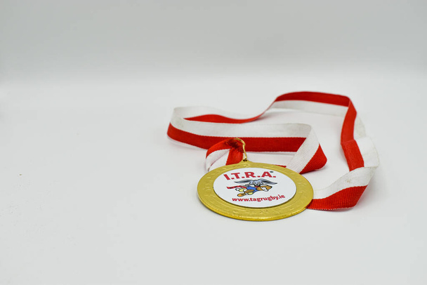ITRAアイルランドタグラグビー協会メダル白に隔離 - 写真・画像