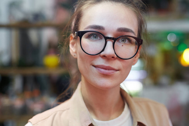 junge Frau mit Brille - Foto, Bild
