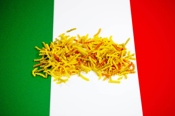 espaguete na bandeira italiana
 - Foto, Imagem
