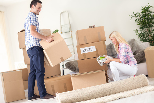 couple unpack moving boxes. - Foto, afbeelding