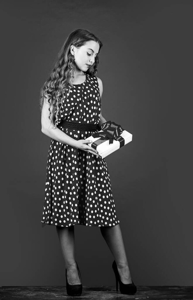Confident in her choice. happy valentines day. birthday gift box. boxing day. christmas shopping sales. really nice purchase. surprise for pinup kid. retro party style. retro girl present box - Fotografie, Obrázek