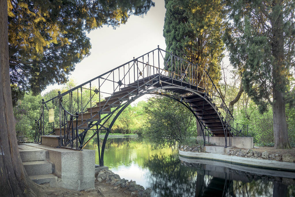 Ponte no parque El Capricho
 - Foto, Imagem