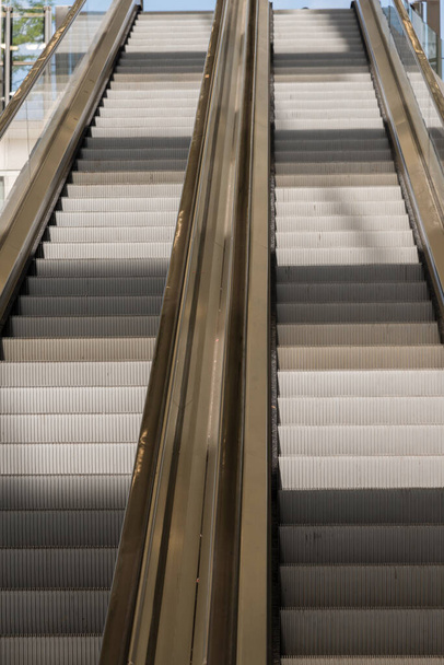 escaleras mecánicas en la ciudad  - Foto, Imagen