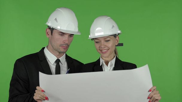 Férfi és női mérnök olvasási terv, Chroma kulcs - Fotó, kép