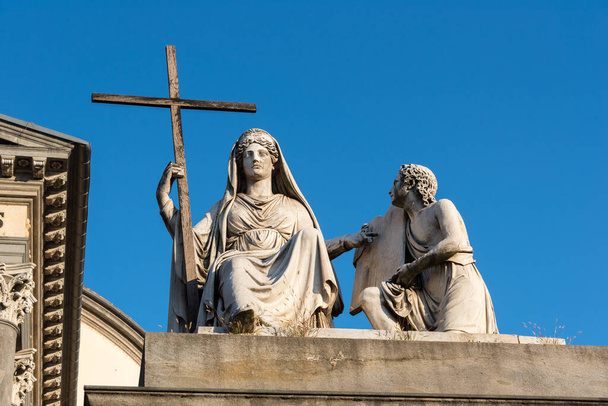 Статуї церкви пиляка, крему, італю.  - Фото, зображення